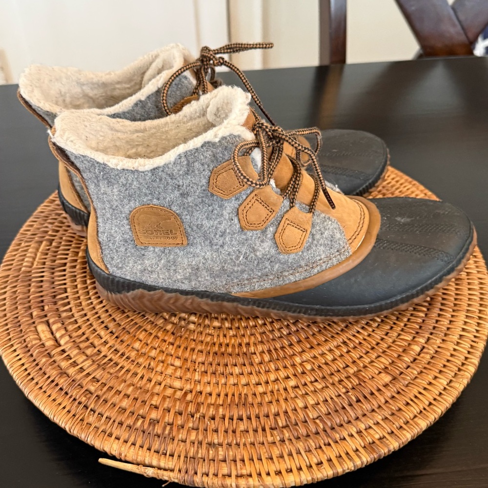 Sorel Gray and Tan Waterproof Boots- insoles missing - Picture 2 of 8